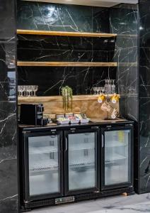 贝尔拉拉古木斯安克雷奇酒店的厨房设有黑色大理石墙壁和柜台。