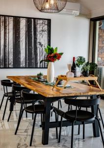 贝尔拉拉古木斯安克雷奇酒店的一间带木桌和椅子的用餐室