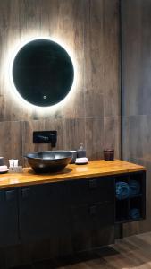 贝尔拉拉古木斯安克雷奇酒店的木台上带碗水槽的浴室