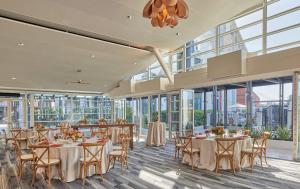 圣地亚哥阿文蒂诺凯悦拉霍亚酒店的用餐室设有桌椅和窗户。