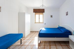 托雷莫泽Appartamento fronte spiaggia e vista mare climatizzato的一间卧室设有两张床和窗户。