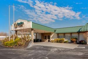 尤蒂卡Quality Inn & Suites New Hartford - Utica的享有带停车场的大楼正面景色