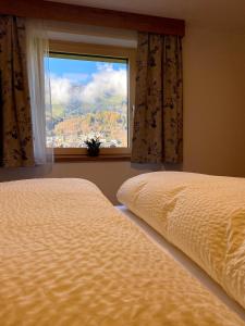 菲根Apart Theresa的一间卧室设有两张床和一个美景窗户。