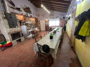 Casa Juan de castilseco的大房间设有一张长桌和一个厨房