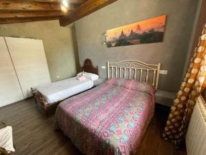 Casa Juan de castilseco的一间卧室设有两张床,墙上挂着一幅画