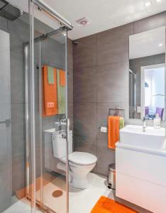 萨阿拉德洛斯阿图内斯Apartamentos Levante的一间带卫生间和水槽的浴室