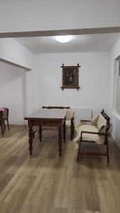 莫伊西德约斯Casa Berbece的配有乒乓球桌和椅子的房间