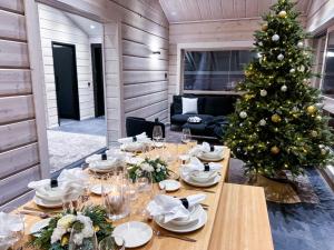 罗瓦涅米Santa's Luxury Boutique Villa, Santa Claus Village, Apt 2的房间里的一张桌子上挂着圣诞树