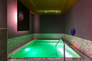 里米尼Sovrana Hotel & SPA的绿色水室中的游泳池
