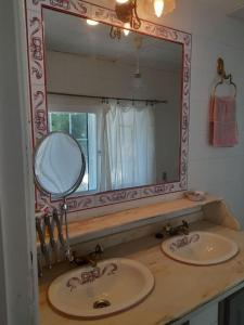 艾斯特拉达Agradable casa rural en Galicia的一间带两个盥洗盆和大镜子的浴室