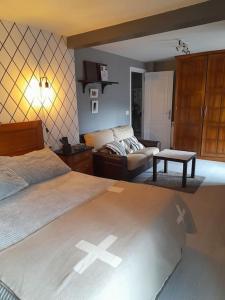 艾斯特拉达Agradable casa rural en Galicia的一间卧室设有一张床和一间客厅。
