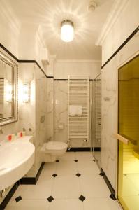 波兰尼卡-兹德鲁伊Willa Mała Pieniawa的白色的浴室设有水槽和卫生间。