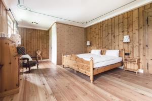 锡尔斯玛丽亚菲克斯酒店的一间卧室设有一张床和木墙