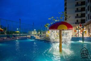 马六甲Bali Premier Suites Melaka的游泳池中间的喷泉