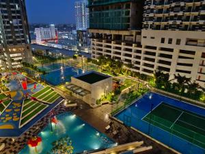 马六甲Bali Premier Suites Melaka的享有带2个游泳池的大楼的顶部景致