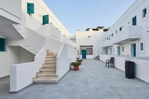 丽都玛里尼Costa del Salento - CDSHotels的白色建筑的走廊,有楼梯和楼梯