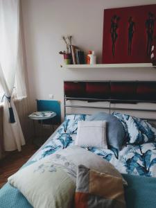 华沙TOtuTOtam的一间卧室配有带枕头的床