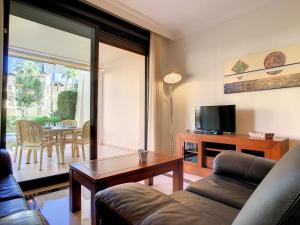圣哈维耶尔Roda Golf Resort - 9309的客厅配有沙发和桌子