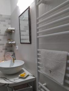 莫雷逊Liberty's House的白色的浴室设有水槽和镜子