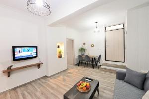 雅典Bella Ciao Guest House的带沙发、电视和桌子的客厅