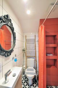 雅典Bella Ciao Guest House的一间带卫生间、水槽和镜子的浴室