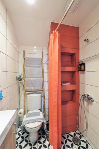 雅典Bella Ciao Guest House的一间带卫生间和红色墙壁的浴室