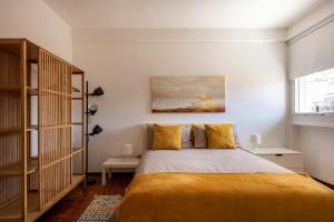 巴勒莫Wagner apartment by Wonderful Italy的一间卧室配有一张带黄色床单的大床