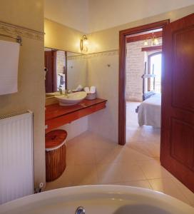 阿斯特里昂Family-Friendly Villa Erofili with Pool, Childrens Area & BBQ!的带浴缸的浴室和卧室
