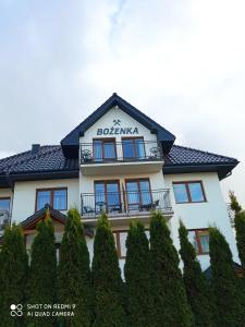 尼彻兹Bożenka的上面有标志的建筑