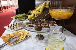 贝尔格莱德朱果斯拉维亚加尔尼酒店的自助餐,包括松饼和水果