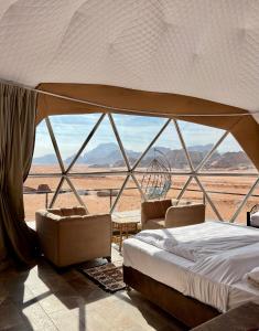 瓦迪拉姆Hasan Zawaideh Camp的一间带沙发床的卧室,享有沙漠美景
