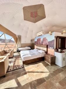 瓦迪拉姆Hasan Zawaideh Camp的一间大卧室,配有一张床和一张沙发