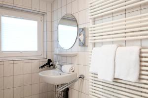 黑尔戈兰岛Helgolandia Dependance的浴室配有盥洗盆、镜子和毛巾