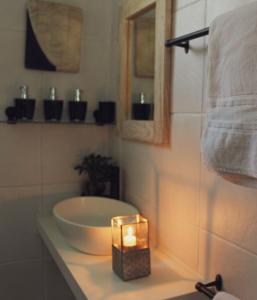 温特和克ALLURING SELF CATERING 2 BEDROOM VILLA at BOKMAKIERIE VILLAS的浴室设有水槽和台面上的蜡烛