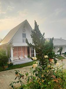 清刊ภูฝ้ายวิลล่า Phufai villa的前面有一棵树的白色房子