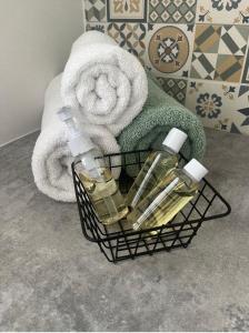 伊兰柯尔特Adorable F1, au bord du lac d’élancourt village的浴室内备有肥皂和毛巾的篮子