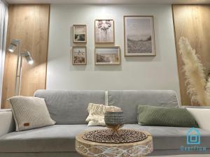 格但斯克Boho Apartment的客厅配有灰色的沙发和桌子
