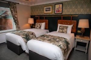 陶德维克The Red Lion Inn by Chef & Brewer Collection的一间卧室设有两张床和窗户。