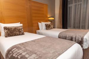 贝尔法斯特塔拉旅馆的酒店客房设有两张床和窗户。