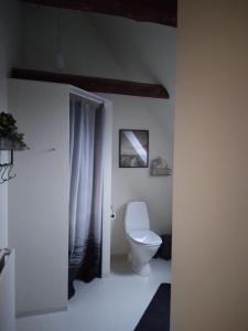 里伯HosHelle的白色的浴室设有卫生间和窗户。