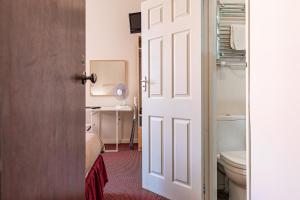 格洛斯特City Centre Guest House的通往带卫生间的浴室的开放式门