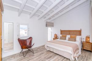 阿莱奥尔Encant de Alaior Boutique Hotel的白色卧室配有床和椅子