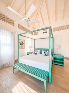 圣斐利-银港Peninsula Esmeralda Luxury Villas的一间卧室配有一张床和吊扇
