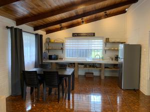 巴尼奥斯High-end Holiday Cabin - Tungurahua Hot Springs的厨房配有桌椅和冰箱。