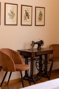 佛罗伦萨夫沃阿诺住宿加早餐旅馆的坐在椅子旁边的桌子上的缝 ⁇ 机