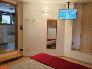 韦扎诺乐贝图勒公寓的卧室设有壁挂式电视和床。