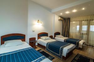Urziceni皇家酒店的酒店客房设有两张床和窗户。