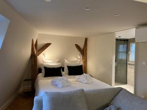 巴尔O verso du Château - STUDIO 22的卧室配有一张带两个枕头的大白色床