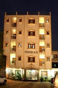 新德里英迪拉国际酒店 的一座白色的大建筑,上面有标志