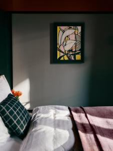 维也纳WELTWIEN Luxury Art Apartments的一间卧室设有一张床和一个彩色玻璃窗